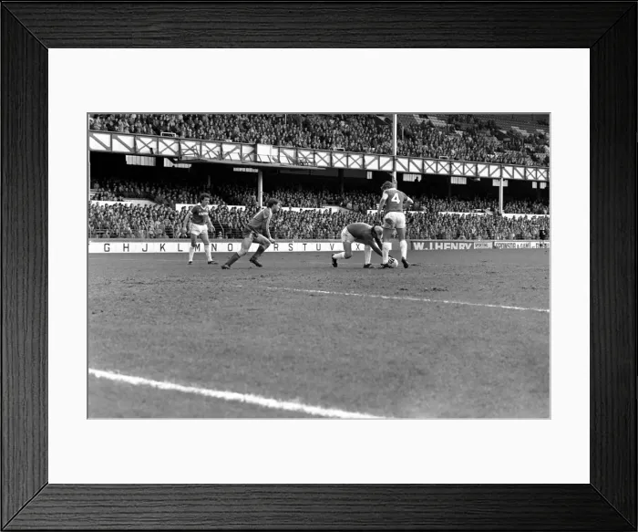Framed Print : English League Division One match at Goodison Park. Everton 2 v Middlesbrough 0 Framed Print : English League Division One match at Goodison Park. Everton 2 v Middlesbrough 0