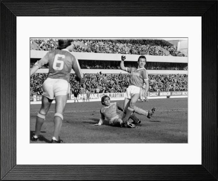 Framed Print : English League Division One matc at City Ground. Nottingham Forest 1 v Manchester City 1