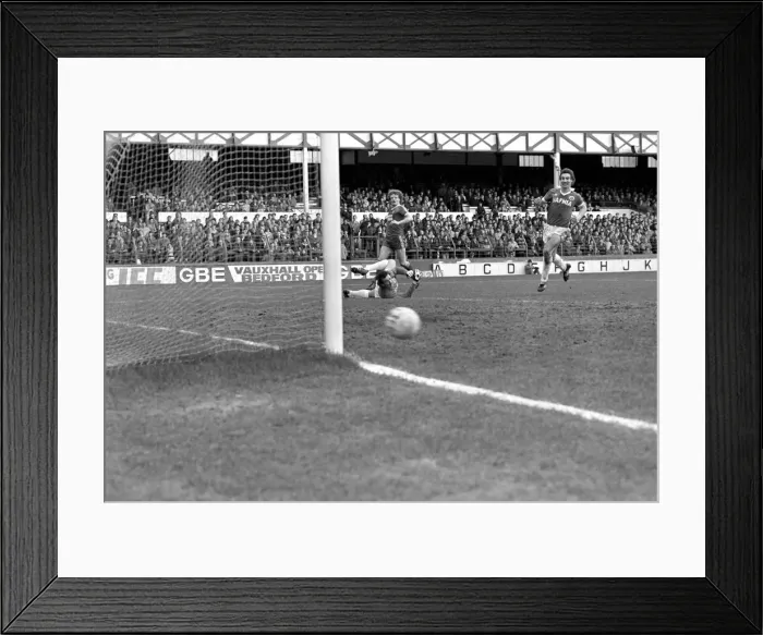 Framed Print : English League Division One match at Goodison Park. Everton 2 v Middlesbrough 0 Framed Print : English League Division One match at Goodison Park. Everton 2 v Middlesbrough 0