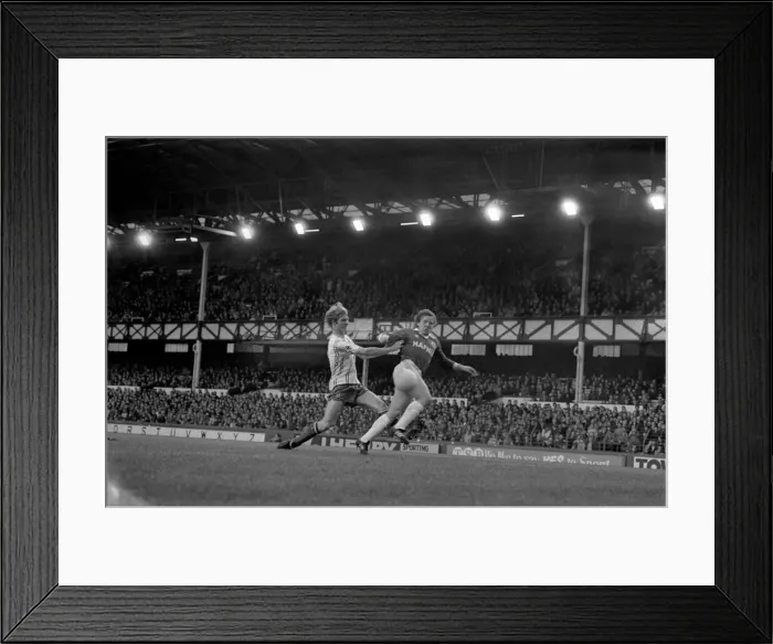 Framed Print : English League Division One match at Goodison Park. Everton 1 v Sunderland 2 Framed Print : English League Division One match at Goodison Park. Everton 1 v Sunderland 2