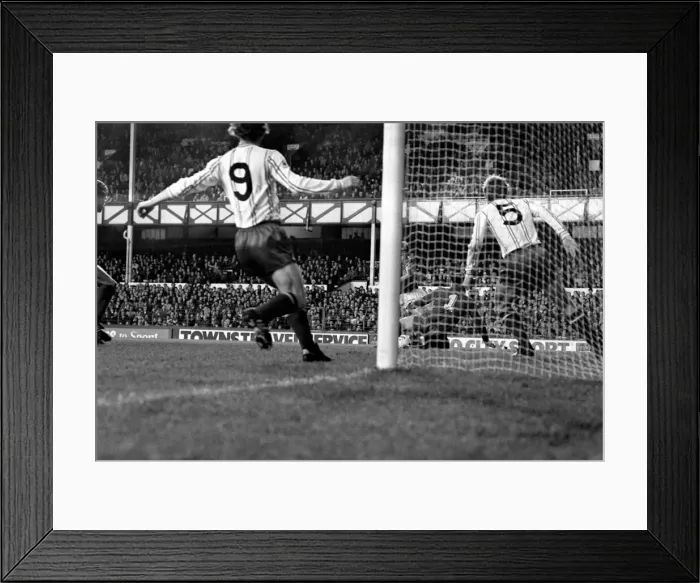 Framed Print : English League Division One match at Goodison Park. Everton 1 v Sunderland 2 Framed Print : English League Division One match at Goodison Park. Everton 1 v Sunderland 2