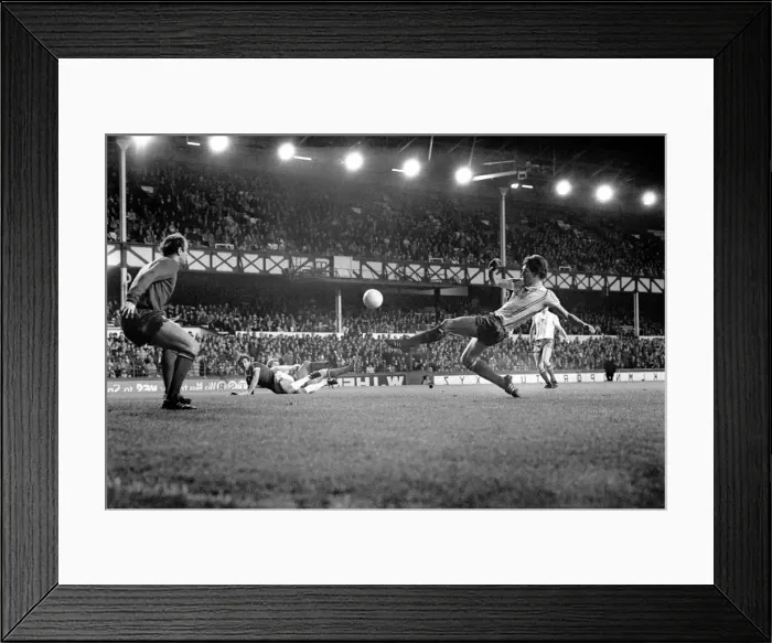 Framed Print : English League Division One match at Goodison Park. Everton 1 v Sunderland 2 Framed Print : English League Division One match at Goodison Park. Everton 1 v Sunderland 2