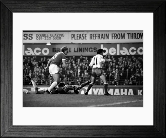 Framed Print : English League Division One match at Goodison Park. Everton 1 v Sunderland 2 Framed Print : English League Division One match at Goodison Park. Everton 1 v Sunderland 2