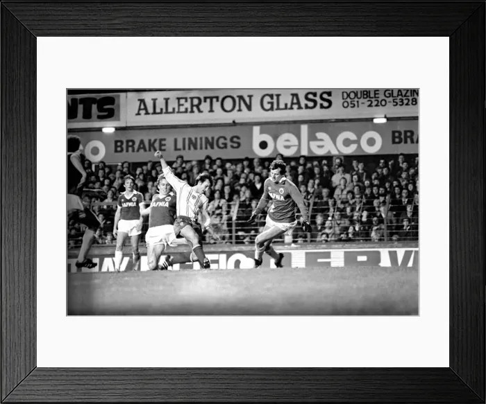 Framed Print : English League Division One match at Goodison Park. Everton 1 v Sunderland 2 Framed Print : English League Division One match at Goodison Park. Everton 1 v Sunderland 2