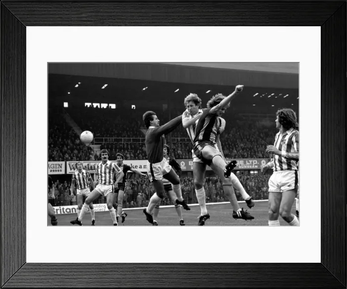 Framed Print : English League Division One match. Stoke City 0 v Southampton 2
