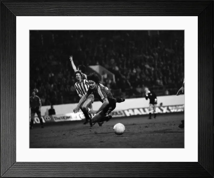 Framed Print : English League Division Two match. Sheffield Wednesday 1 v Queens Park Rangers 3 Framed Print : English League Division Two match. Sheffield Wednesday 1 v Queens Park Rangers 3