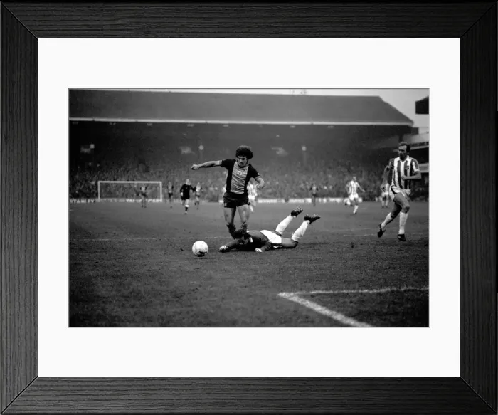 Framed Print : English League Division One match. Stoke City 0 v Southampton 2