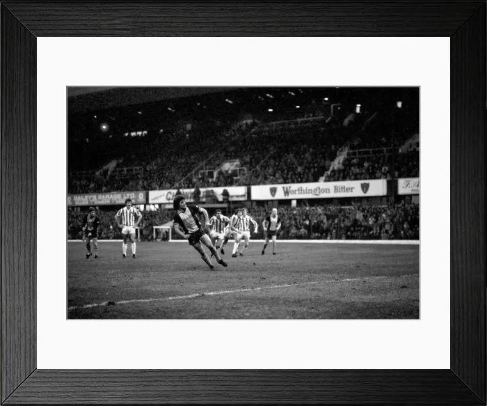 Framed Print : English League Division One match. Stoke City 0 v Southampton 2 Framed Print : English League Division One match. Stoke City 0 v Southampton 2
