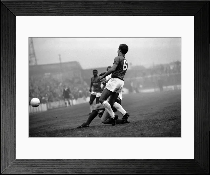 Framed Print : English League Division One match. Tottenham Hotspur 1 v West Bromwich Albion 2