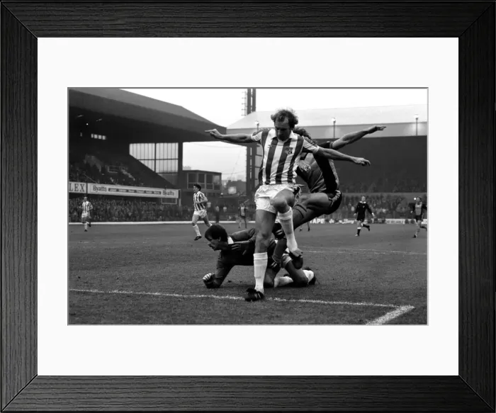 Framed Print : English League Division One match. Stoke City 0 v Southampton 2
