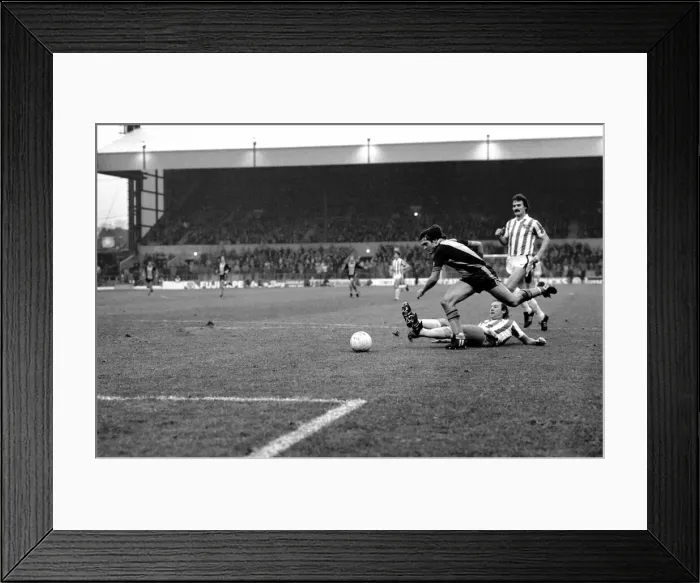 Framed Print : English League Division One match. Stoke City 0 v Southampton 2