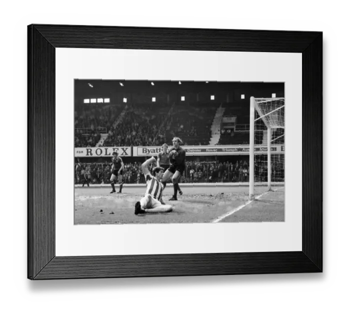 Framed Print : Stoke City 2 v. Sunderland 0. Division One Football. April 1981 MF02-18-087 Framed Print : Stoke City 2 v. Sunderland 0. Division One Football. April 1981 MF02-18-087