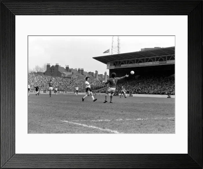 Framed Print : Nottingham Forest 0 v. Liverpool 0. Division Two Football. April 1981 MF02-16-028