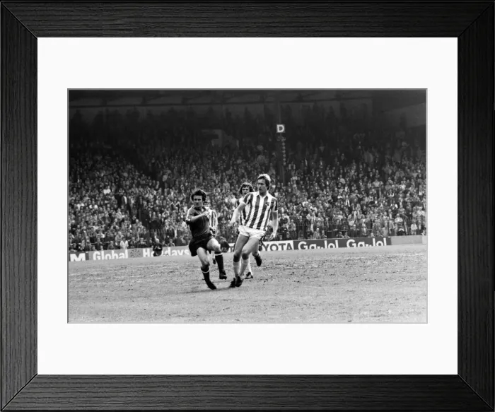 Framed Print : Stoke City 2 v. Sunderland 0. Division One Football. April 1981 MF02-18-062 Framed Print : Stoke City 2 v. Sunderland 0. Division One Football. April 1981 MF02-18-062