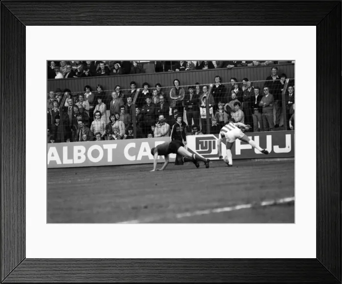 Framed Print : Stoke City 2 v. Sunderland 0. Division One Football. April 1981 MF02-18-016 Framed Print : Stoke City 2 v. Sunderland 0. Division One Football. April 1981 MF02-18-016