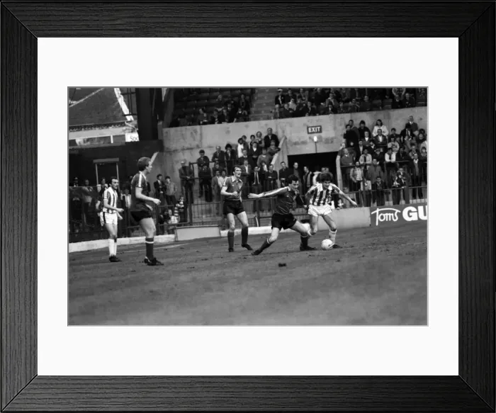 Framed Print : Stoke City 2 v. Sunderland 0. Division One Football. April 1981 MF02-18-039 Framed Print : Stoke City 2 v. Sunderland 0. Division One Football. April 1981 MF02-18-039