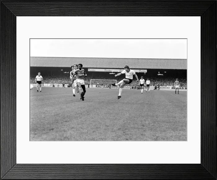 Framed Print : Nottingham Forest 0 v. Liverpool 0. Division Two Football. April 1981 MF02-16-033