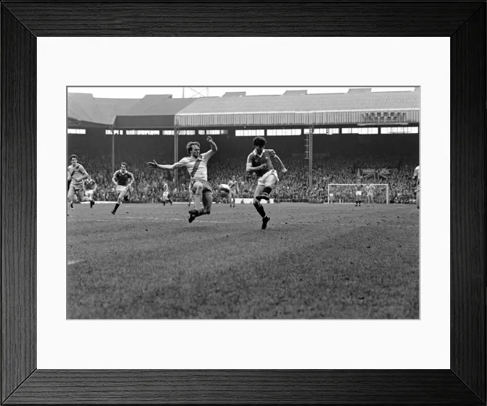 Framed Print : Manchester United 1 v. Crystal Palace 0. Division One Football. April 1981 MF02-12-032