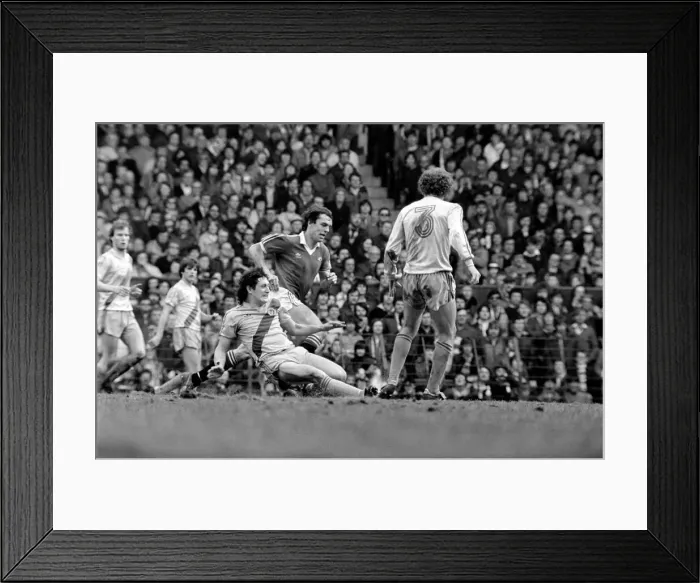 Framed Print : Manchester United 1 v. Crystal Palace 0. Division One Football. April 1981 MF02-12-054 Framed Print : Manchester United 1 v. Crystal Palace 0. Division One Football. April 1981 MF02-12-054