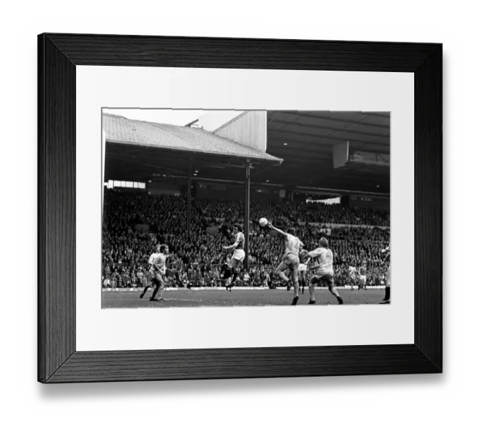 Framed Print : Manchester United 1 v. Crystal Palace 0. Division One Football. April 1981 MF02-12-026