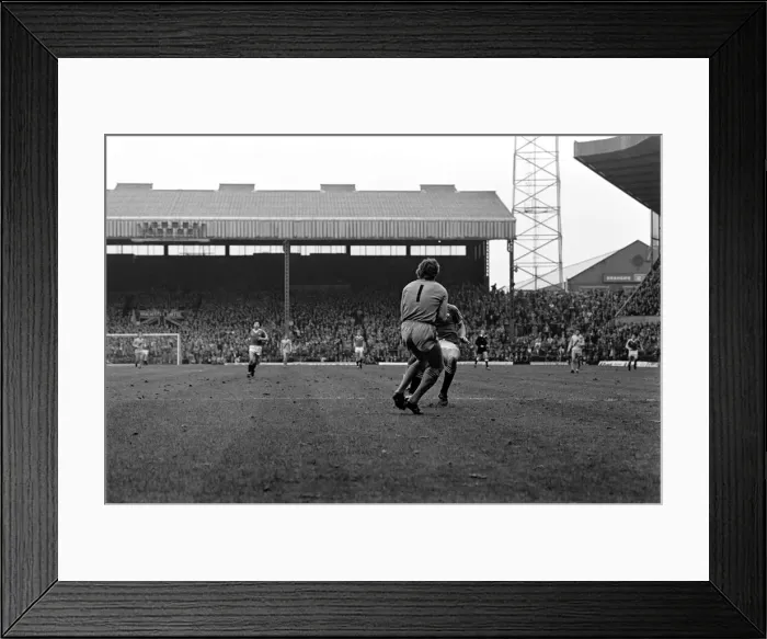 Framed Print : Manchester United 1 v. Crystal Palace 0. Division One Football. April 1981 MF02-12-027