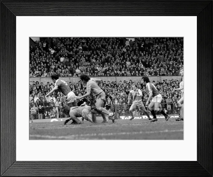 Framed Print : Manchester United 1 v. Crystal Palace 0. Division One Football. April 1981 MF02-12-012 Framed Print : Manchester United 1 v. Crystal Palace 0. Division One Football. April 1981 MF02-12-012