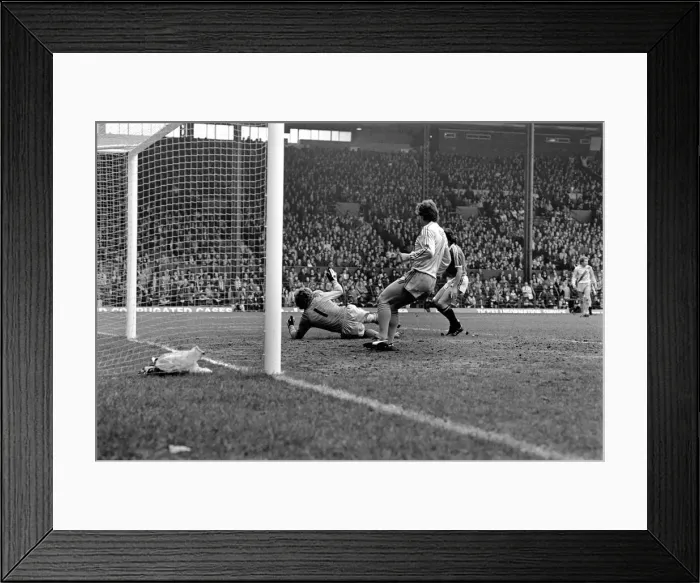 Framed Print : Manchester United 1 v. Crystal Palace 0. Division One Football. April 1981 MF02-12-058 Framed Print : Manchester United 1 v. Crystal Palace 0. Division One Football. April 1981 MF02-12-058