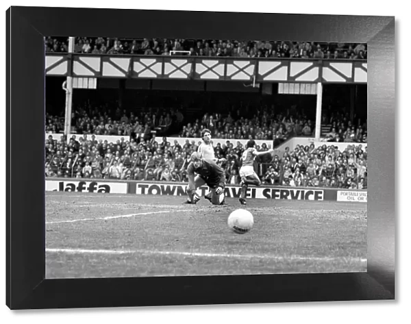 Everton 0 v. Norwich City 2. Division One Football. April 1981 MF02-13-003