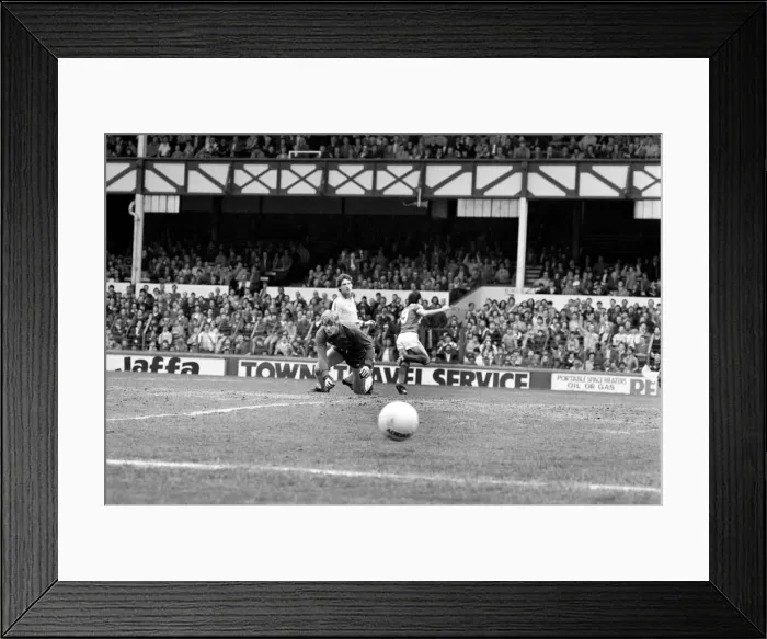 Framed Print : Everton 0 v. Norwich City 2. Division One Football. April 1981 MF02-13-003 Framed Print : Everton 0 v. Norwich City 2. Division One Football. April 1981 MF02-13-003