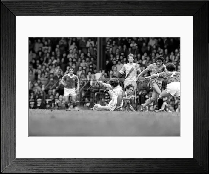 Framed Print : Manchester United 1 v. Crystal Palace 0. Division One Football. April 1981 MF02-12-044