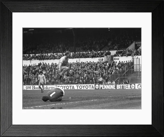 Framed Print : Leeds United 3 v. Coventry 0. Division 1 Football. April 1981 MF02-11-051 Framed Print : Leeds United 3 v. Coventry 0. Division 1 Football. April 1981 MF02-11-051