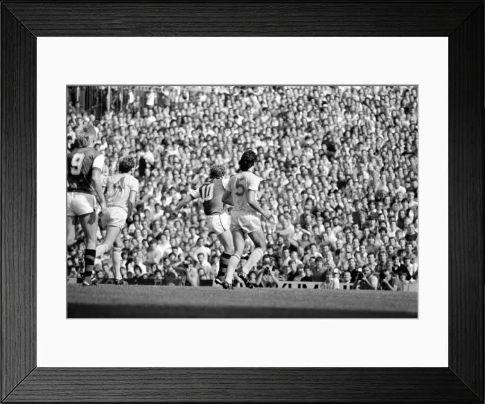 Framed Print : English League Division One match at Highbury. Arsenal 0 v Liverpool 2