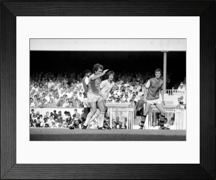 Framed Print : English League Division One match at Highbury. Arsenal 0 v Liverpool 2 Framed Print : English League Division One match at Highbury. Arsenal 0 v Liverpool 2