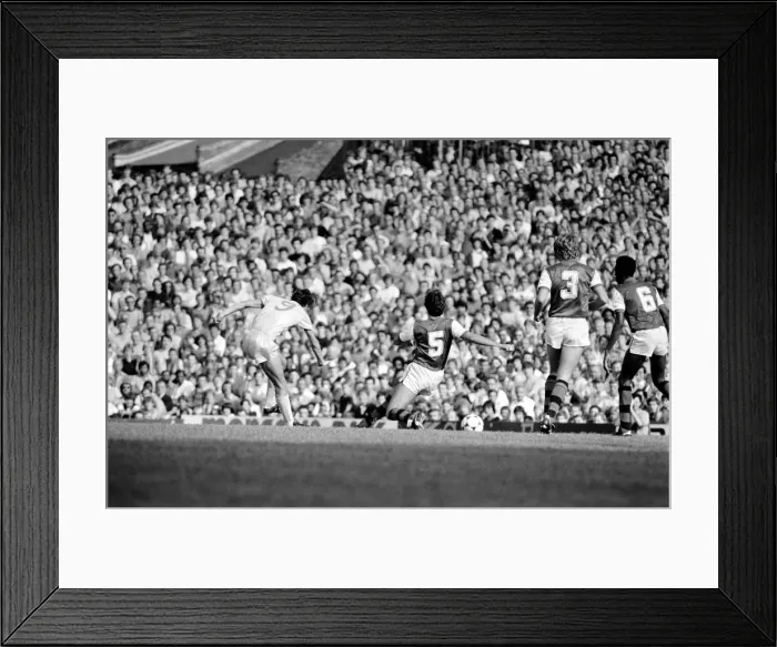 Framed Print : English League Division One match at Highbury. Arsenal 0 v Liverpool 2