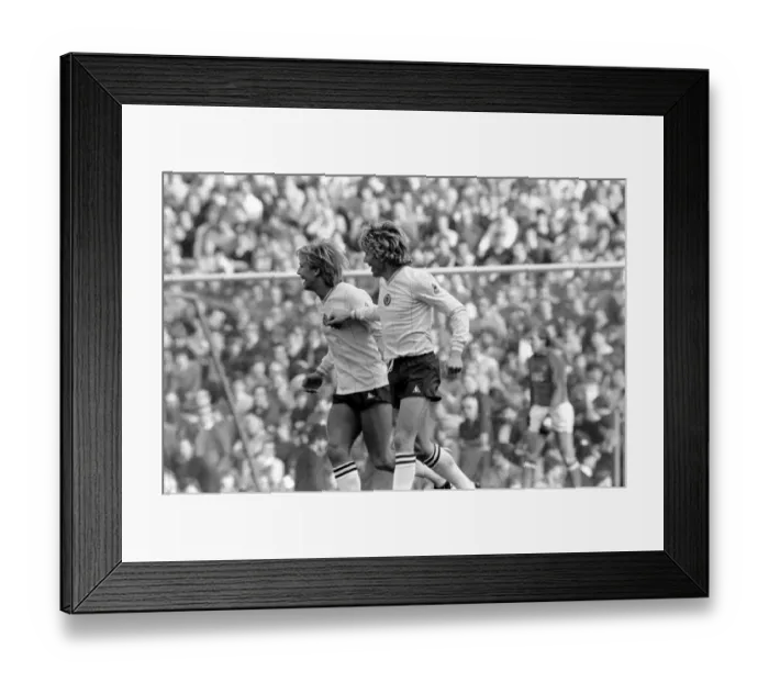 Framed Print : English League Division One match at Highbury. Arsenal 4 v Aston Villa 3