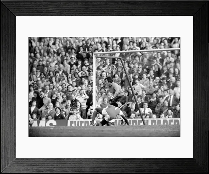 Framed Print : English League Division One match at Highbury. Arsenal 4 v Aston Villa 3 Framed Print : English League Division One match at Highbury. Arsenal 4 v Aston Villa 3