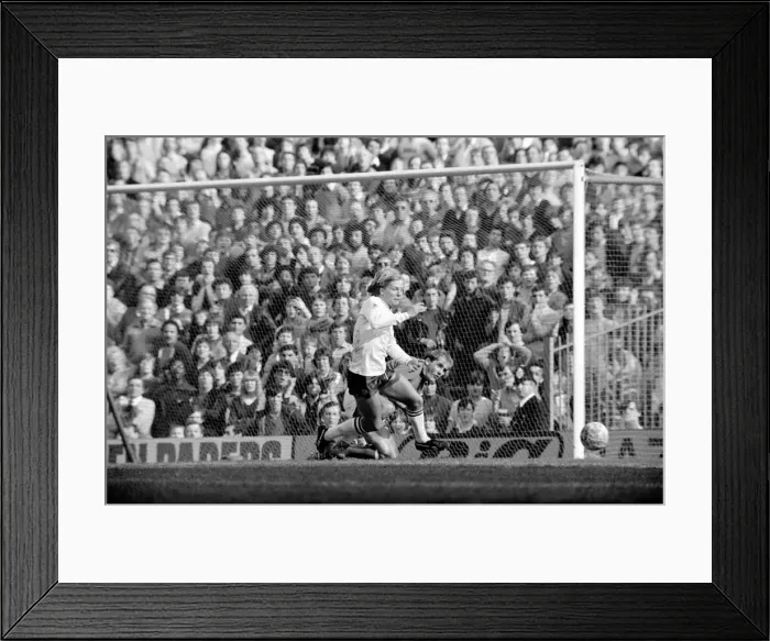 Framed Print : English League Division One match at Highbury. Arsenal 4 v Aston Villa 3