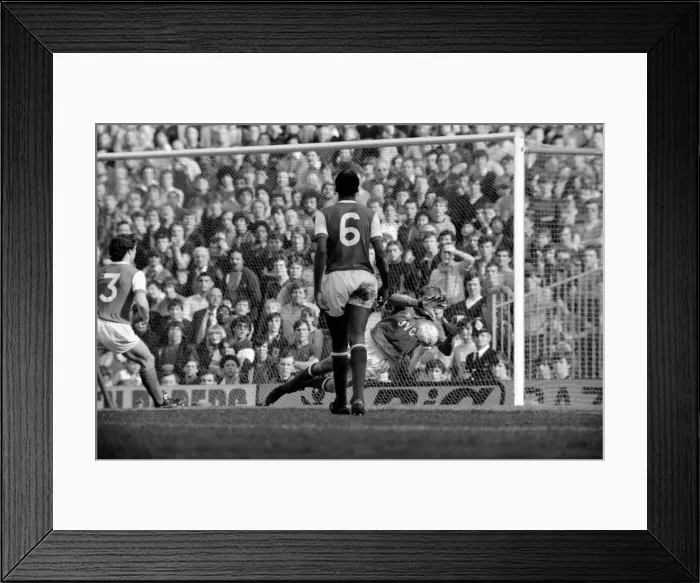Framed Print : English League Division One match at Highbury. Arsenal 4 v Aston Villa 3