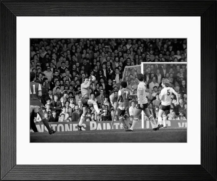 Framed Print : English League Division One match at Highbury. Arsenal 4 v Aston Villa 3 Framed Print : English League Division One match at Highbury. Arsenal 4 v Aston Villa 3