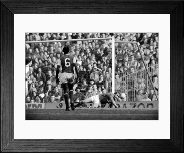 Framed Print : English League Division One match at Highbury. Arsenal 4 v Aston Villa 3 Framed Print : English League Division One match at Highbury. Arsenal 4 v Aston Villa 3