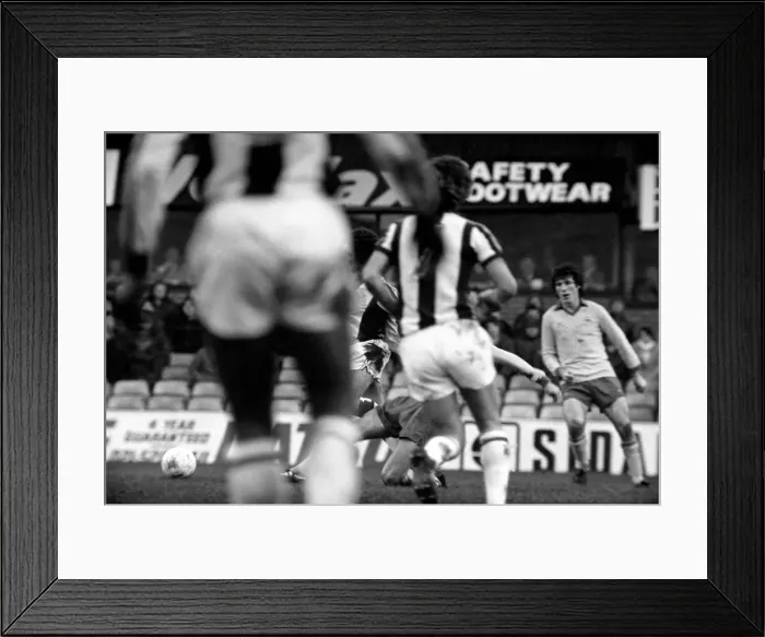 Framed Print : English League Division One match at The Hawthorns. West Bromwich Albion v Arsenal Framed Print : English League Division One match at The Hawthorns. West Bromwich Albion v Arsenal