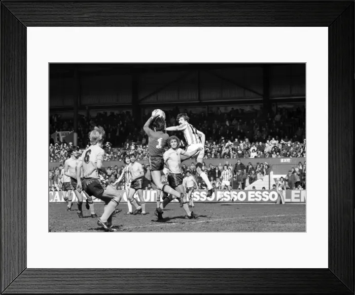 Framed Print : Stoke 0 v. Sunderland 1. April 1982 MF06-28-028 Local Caption Division 1 Football