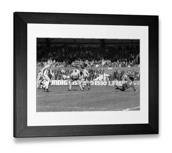 Framed Print : Stoke 0 v. Sunderland 1. April 1982 MF06-28-039 Local Caption Division 1 Football Framed Print : Stoke 0 v. Sunderland 1. April 1982 MF06-28-039 Local Caption Division 1 Football