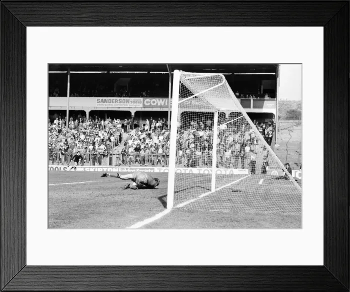 Framed Print : Blackburn Rovers 1 v. Watford 2. April 1982 MF06-29-018 Local Caption Division 1 Framed Print : Blackburn Rovers 1 v. Watford 2. April 1982 MF06-29-018 Local Caption Division 1