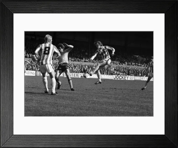 Framed Print : Stoke 0 v. Sunderland 1. April 1982 MF06-28-012 Local Caption Division 1 Football