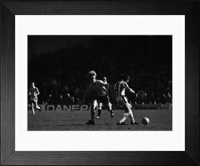 Framed Print : Stoke 0 v. Sunderland 1. April 1982 MF06-28-015 Local Caption Division 1 Football Framed Print : Stoke 0 v. Sunderland 1. April 1982 MF06-28-015 Local Caption Division 1 Football