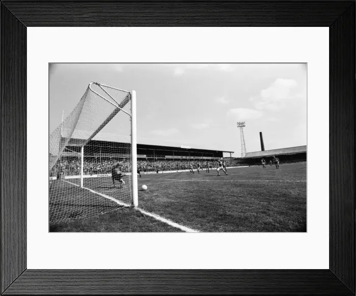 Framed Print : Blackburn Rovers 1 v. Watford 2. April 1982 MF06-29-012 Local Caption Division 1