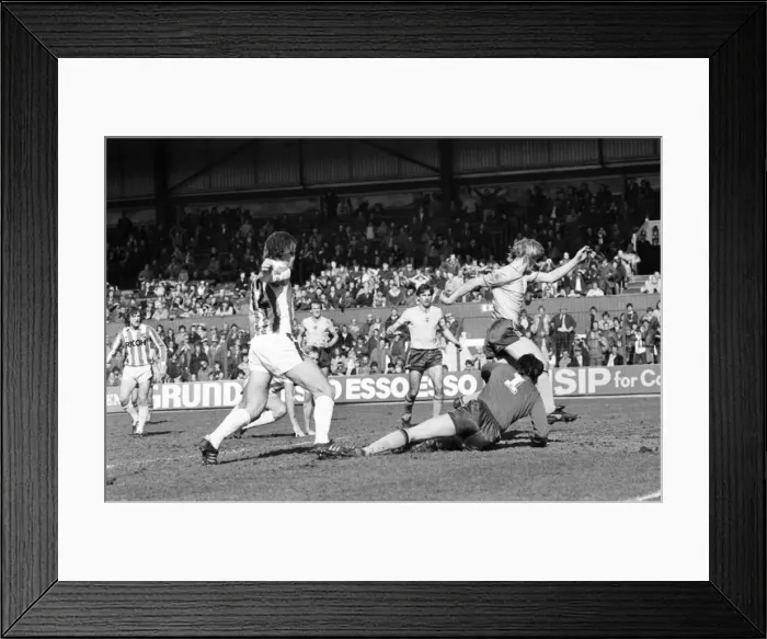 Framed Print : Stoke 0 v. Sunderland 1. April 1982 MF06-28-050 Local Caption Division 1 Football Framed Print : Stoke 0 v. Sunderland 1. April 1982 MF06-28-050 Local Caption Division 1 Football