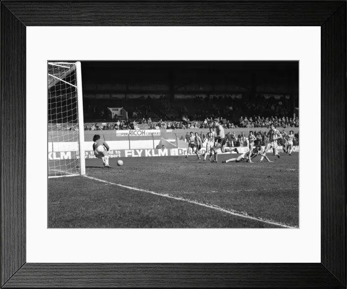 Framed Print : Stoke 0 v. Sunderland 1. April 1982 MF06-28-001 Local Caption Division 1 Football Framed Print : Stoke 0 v. Sunderland 1. April 1982 MF06-28-001 Local Caption Division 1 Football