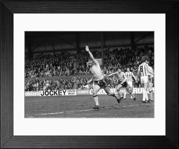 Framed Print : Stoke 0 v. Sunderland 1. April 1982 MF06-28 Local Caption Division 1 Football Framed Print : Stoke 0 v. Sunderland 1. April 1982 MF06-28 Local Caption Division 1 Football